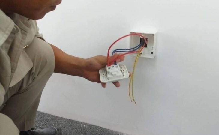 Hình ảnh các dụng cụ và vật liệu cần thiết để nối dây điện rẽ nhánh một cách an toàn và hiệu quả, bao gồm kìm, tua vít, đầu cốt, hộp nối